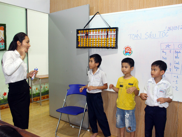 Học sinh thực hành tính nhẩm tại Trung tâm Smart Kids Gia Lai. Ảnh: N.G