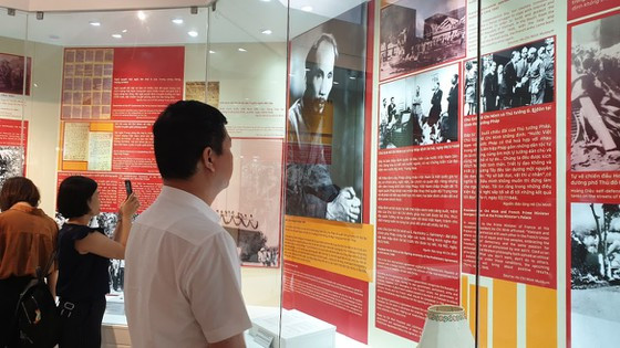 Bức chân dung ánh sáng năm 1946, do nhiếp ảnh gia nổi tiếng người Pháp thực hiện  Bức chân dung ánh sáng năm 1946, do nhiếp ảnh gia nổi tiếng người Pháp thực hiện