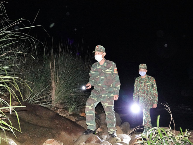 Thượng sĩ Danh Thành Tài (phải) tuần tra phòng, chống dịch trên biên giới Hoành Mô (Quảng Ninh). ẢNH: HOÀNG THÙY