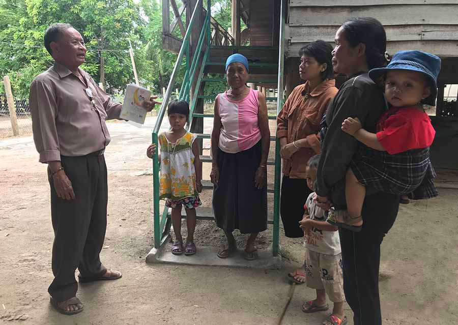 Ông Nay Ka vận động bà con xây dựng làng nông thôn mới. Ảnh: Đ.P  Ông Nay Ka vận động bà con xây dựng làng nông thôn mới. Ảnh: Đ.P