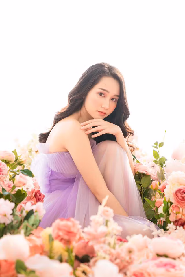 ...thay cho vẻ đẹp trong sáng, đôi mắt biếc cuốn hút vốn có của cô khiến dân mạng xôn xao đưa ra những bình luận: 