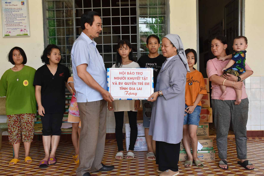 Đại diện Tỉnh hội trao quà cho trẻ mồ côi, khuyết tật tại Nhà trẻ Cô nhi Sao Mai (TP. Pleiku). Ảnh: Hà Phương