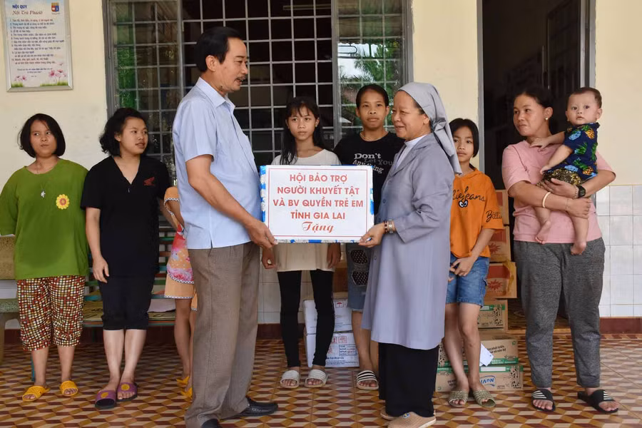 Đại diện Tỉnh hội trao quà cho trẻ mồ côi, khuyết tật tại Nhà trẻ Cô nhi Sao Mai (TP. Pleiku). Ảnh: Hà Phương