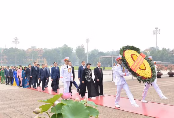 Đoàn Đại biểu Quốc hội vào Lăng viếng Chủ tịch Hồ Chí Minh. Ảnh: QUANG PHÚC