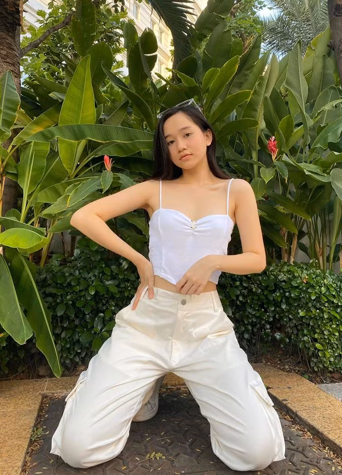 "Héo hết cả lòng mà phải làm một nụ hoa tươi nè cả nhà", Trúc Anh chia sẻ.