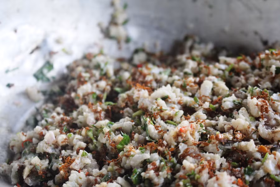 Món gỏi kiến người tộc người cổ Rơ Mâm trên vùng biên giới Mo Rai