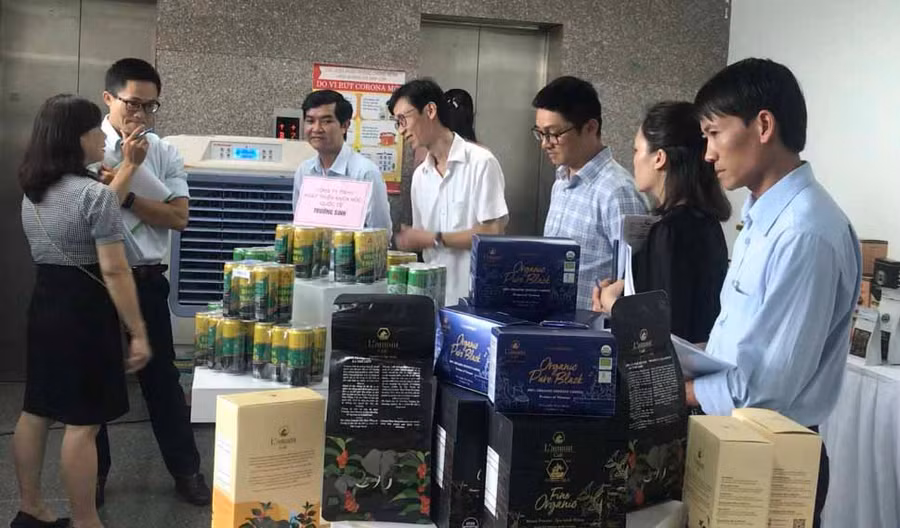 Trong 53 sản phẩm, bộ sản phẩm tham gia bình chọn có 11 sản phẩm đạt chứng nhận OCOP cấp tỉnh năm 2019. Ảnh: Vũ Thảo