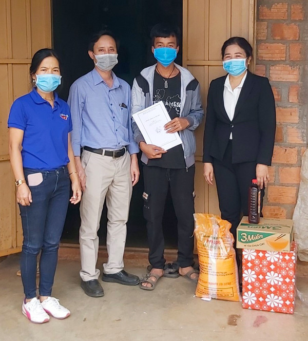 Ban Giám hiệu Trường THPT Hoàng Hoa Thám (TP. Pleiku) tặng quà học sinh nghèo trong mùa dịch. Ảnh: N.G