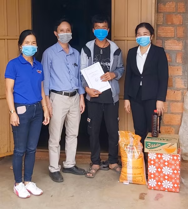 Ban Giám hiệu Trường THPT Hoàng Hoa Thám (TP. Pleiku) tặng quà học sinh nghèo trong mùa dịch. Ảnh: N.G