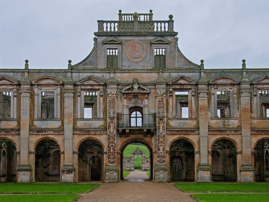 Trang viên Kirby Hall - Northamptonshire, Anh: Kirby Hall được xây dựng năm 1570 cho gia đình Đại Pháp quan của Nữ hoàng Elizabeth I. Trang viên bị bỏ hoang từ năm 1810. Dù là phế tích nhưng hiện công trình này vẫn được tổ chức di sản Anh duy trì. Trang viên cũng từng được sử dụng làm phim trường hoặc đón các đoàn du khách. Nguồn: English Heritage.