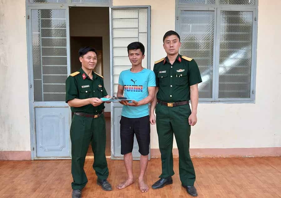 Trung úy quân nhân chuyên nghiệp Nguyễn Thế Dương trả lại chiếc ví cho anh Hoàng Văn Nam trước sự chứng kiến của đại diện cơ quan chính trị Lữ đoàn PPK 234. Ảnh: Duy Hiển  Trung úy quân nhân chuyên nghiệp Nguyễn Thế Dương trả lại chiếc ví cho anh Hoàng Văn Nam trước sự chứng kiến của đại diện cơ quan chính trị Lữ đoàn PPK 234. Ảnh: Duy Hiển
