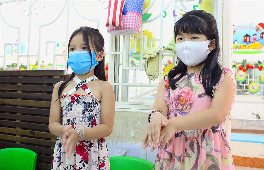 Các bé Trường Mầm non Hoàng Mai (TP. Pleiku) hào hứng với vũ điệu rửa tay để giữ gìn vệ sinh cá nhân trong ngày đầu tiên trở lại trường. Ảnh: H.T  Các bé Trường Mầm non Hoàng Mai (TP. Pleiku) hào hứng với vũ điệu rửa tay để giữ gìn vệ sinh cá nhân trong ngày đầu tiên trở lại trường. Ảnh: H.T