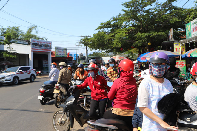 Hàng trăm người dân tụ tập chật kín bên ngoài theo dõi đám cháy - Ảnh: Trùng Dương  Hàng trăm người dân tụ tập chật kín bên ngoài theo dõi đám cháy - Ảnh: Trùng Dương