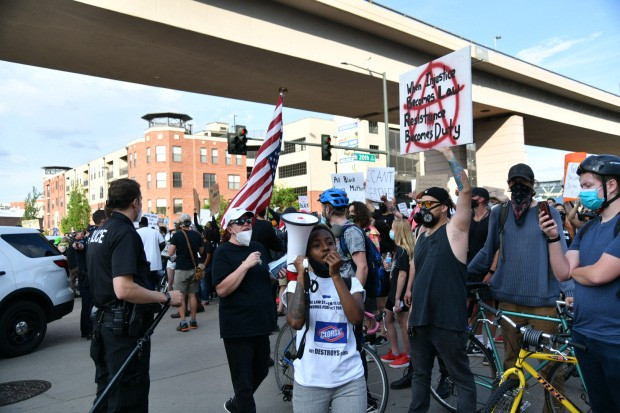  Hầu hết những người phản đối tham gia biểu tình trong hòa bình. Ảnh: The Denver Post