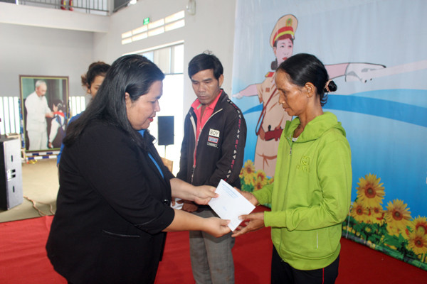 Chị Hà Thị Giang Thảo-Phó Bí thư Tỉnh Đoàn, Chủ tịch Hội Liên hiệp Thanh niên Việt Nam tỉnh tặng quà cho gia đình có người thân bị tai nạn giao thông. Ảnh: T.B