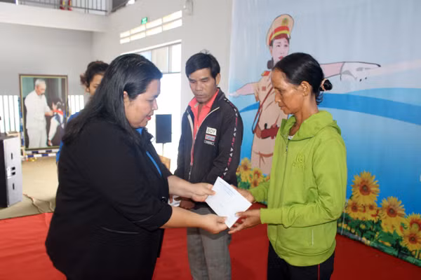Chị Hà Thị Giang Thảo-Phó Bí thư Tỉnh Đoàn, Chủ tịch Hội Liên hiệp Thanh niên Việt Nam tỉnh tặng quà cho gia đình có người thân bị tai nạn giao thông. Ảnh: T.B