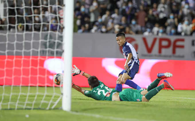 Văn Kiên ghi bàn cho BRVT. Ảnh: Quốc An