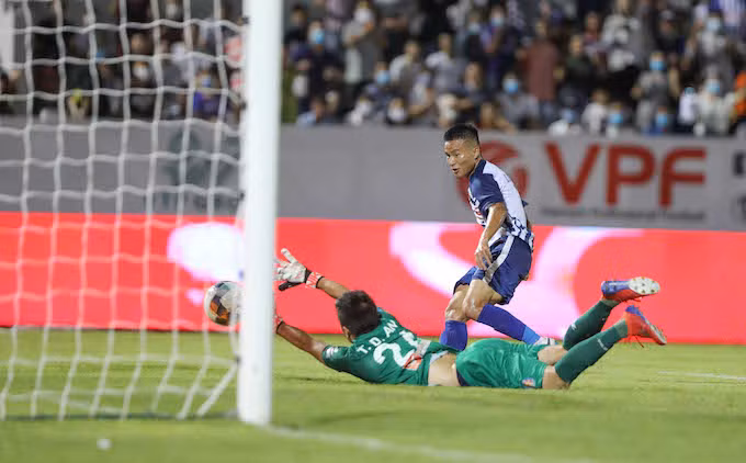 Văn Kiên ghi bàn cho BRVT. Ảnh: Quốc An