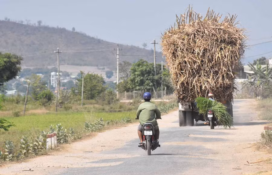 Hàng ngày trên tuyến đường này có rất nhiều xe ô tô hạng nặng lưu thông. Ảnh: Hà Phương