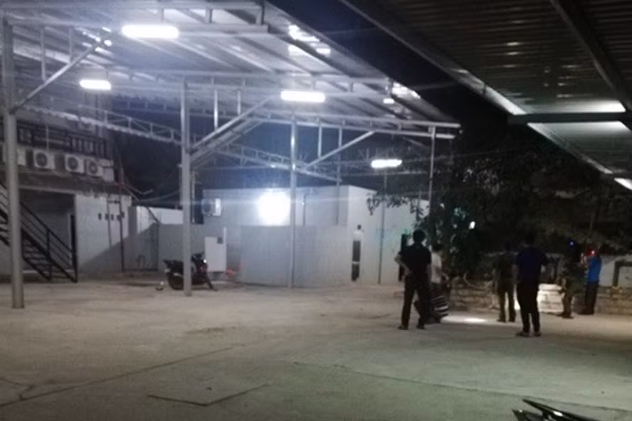  Cơ quan chức năng khám nghiệm hiện trường vụ án mạng khiến 1 người chết, 2 người bị thương tại phường Cam Nghĩa, TP Cam Ranh (Khánh Hòa). Ảnh: Phương Linh