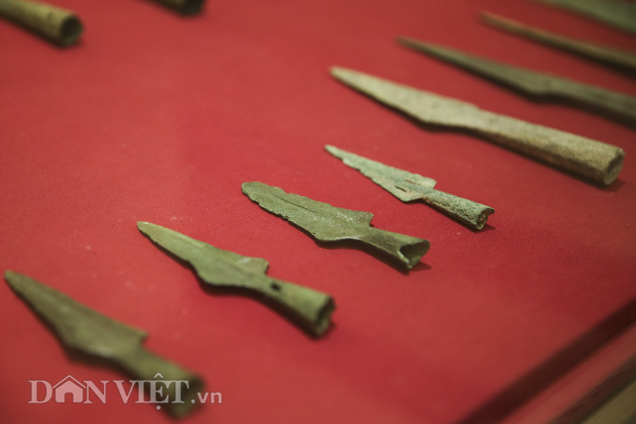 Cùng với đó là các hiện vật mũi giáo thể hiện nét tinh tế và trình độ phát triển của người Việt cổ. Cùng với đó là các hiện vật mũi giáo thể hiện nét tinh tế và trình độ phát triển của người Việt cổ.