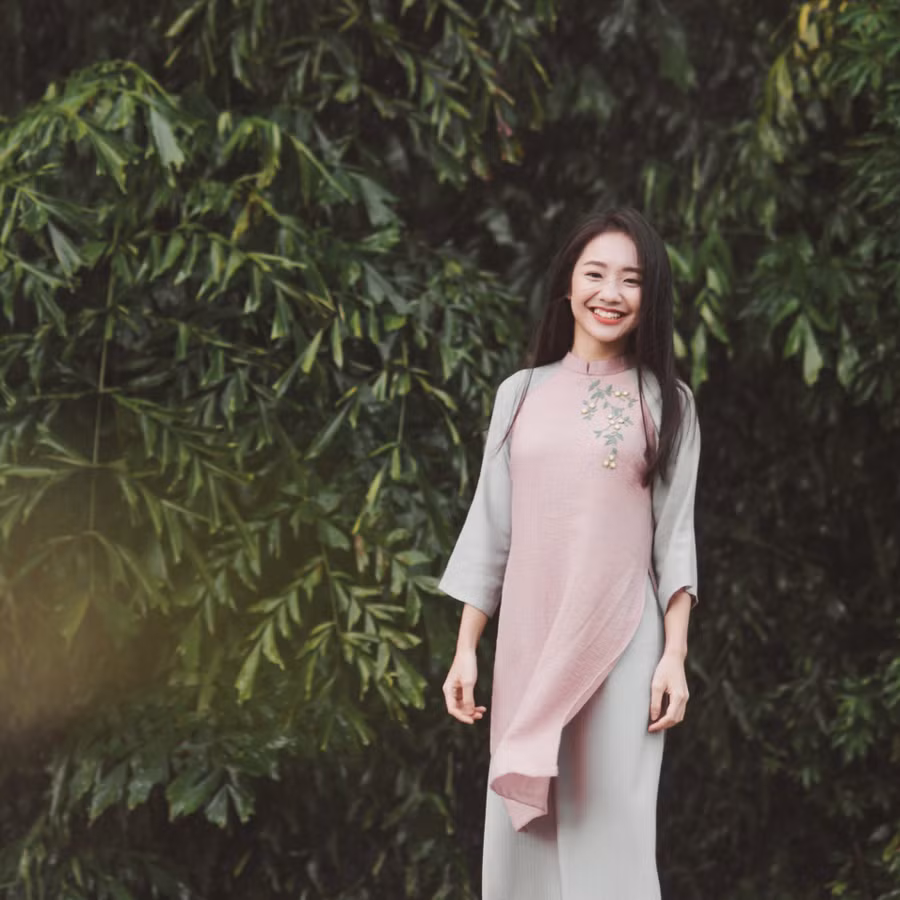 Sau khi MV phát hành nhận được nhiều sự quan tâm của khán giả, Hoàng Hà cho hay: 