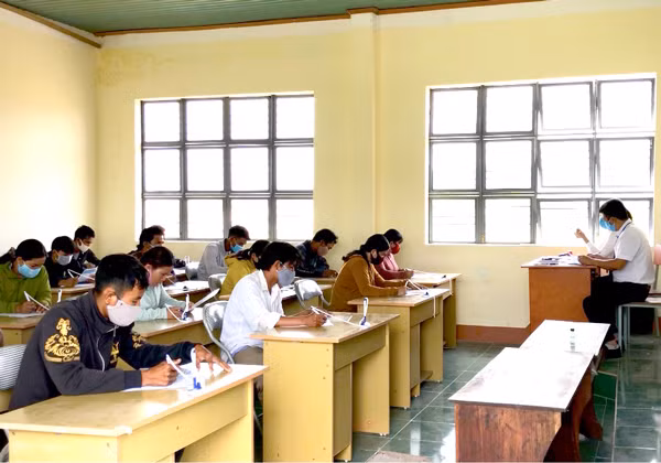 Phòng thi lý thuyết tại kỳ sát hạch lái xe tại huyện Krông Pa được bố trí giãn cách mỗi thí sinh 1 bàn. Ảnh: L.H