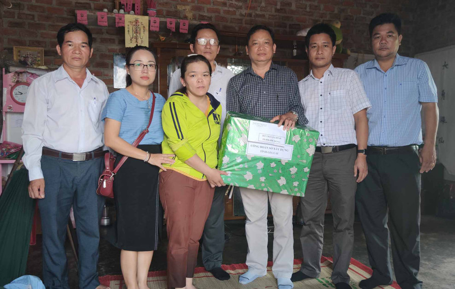 Công đoàn Văn phòng Sở Xây dựng đã đến thăm hỏi và tặng quà gia đình anh Lý Văn Thụ (trú tại thôn Nam Hà, xã Ia Ake, huyện Phú Thiện). Ảnh: Hà Duy