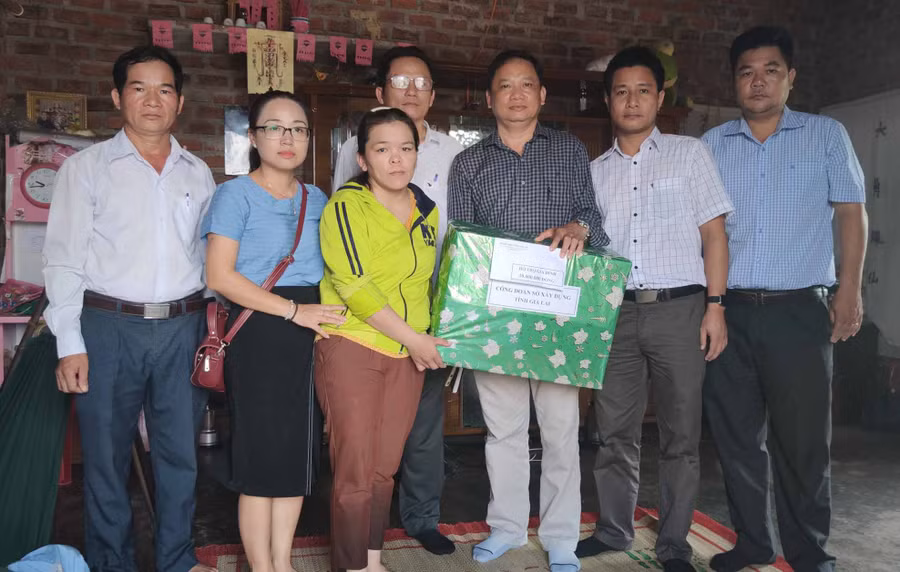 Công đoàn Văn phòng Sở Xây dựng đã đến thăm hỏi và tặng quà gia đình anh Lý Văn Thụ (trú tại thôn Nam Hà, xã Ia Ake, huyện Phú Thiện). Ảnh: Hà Duy