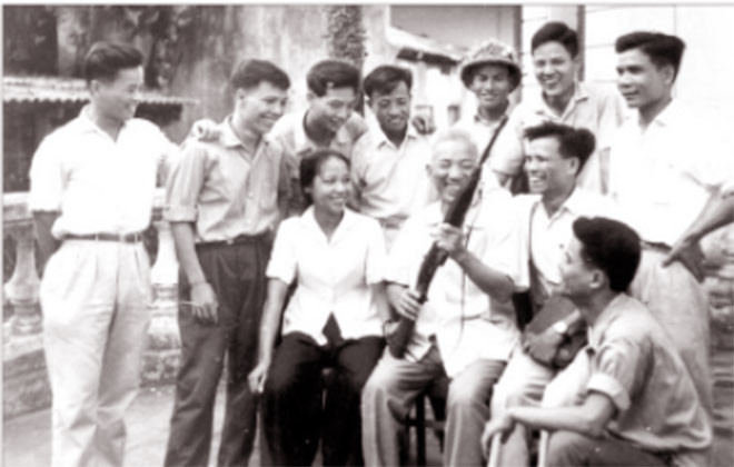 Đồng chí Hoàng Hữu Kháng nói chuyện với cán bộ, chiến sĩ trong đơn vị về khẩu súng carbine mà Chủ tịch Hồ Chí Minh đã giao cho ông để làm nhiệm bảo vệ Người và Trung ương Đảng.