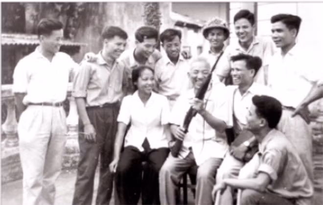 Đồng chí Hoàng Hữu Kháng nói chuyện với cán bộ, chiến sĩ trong đơn vị về khẩu súng carbine mà Chủ tịch Hồ Chí Minh đã giao cho ông để làm nhiệm bảo vệ Người và Trung ương Đảng.