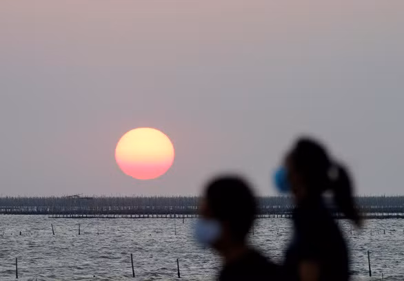 Người dân đeo khẩu trang khi ra ngoài ở tỉnh Chon Buri, phía đông Bangkok, Thái Lan - Ảnh: REUTERS