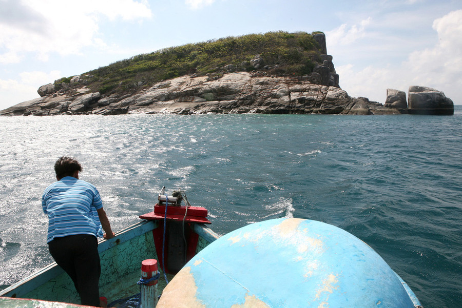 Đi tàu ra xa bờ một chút, bạn sẽ có cơ hội ngắm nhiều san hô hơn - Ảnh: Q.NAM