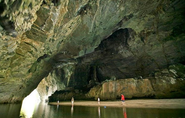 Tham quan Động Puông và động Vua Mạ.