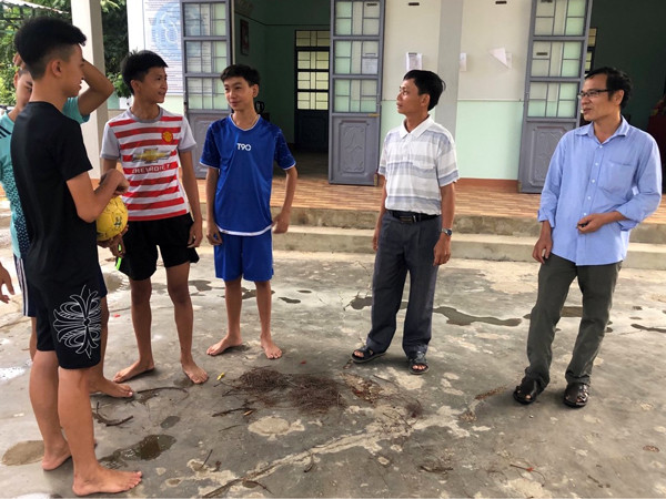 Ông Phan Đình Quý (bìa phải) -Phó Phòng Văn hóa-Thông tin thị xã An Khê cùng thanh niên thôn 6, xã Thành An tuyên truyền xây dựng nếp sống văn minh. Ảnh: Đ.Y