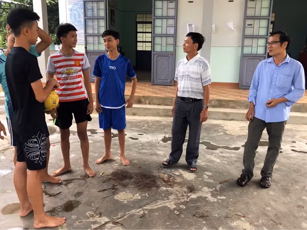 Ông Phan Đình Quý (bìa phải) -Phó Phòng Văn hóa-Thông tin thị xã An Khê cùng thanh niên thôn 6, xã Thành An tuyên truyền xây dựng nếp sống văn minh. Ảnh: Đ.Y