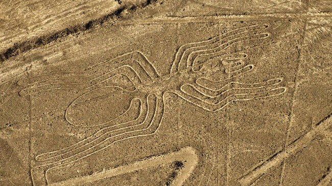 Nazca Lines nằm ở đồng bằng ven biển, cách thủ đô Lima của Peru khoảng 400 km về phía Nam. Nazca Lines nằm ở đồng bằng ven biển, cách thủ đô Lima của Peru khoảng 400 km về phía Nam.