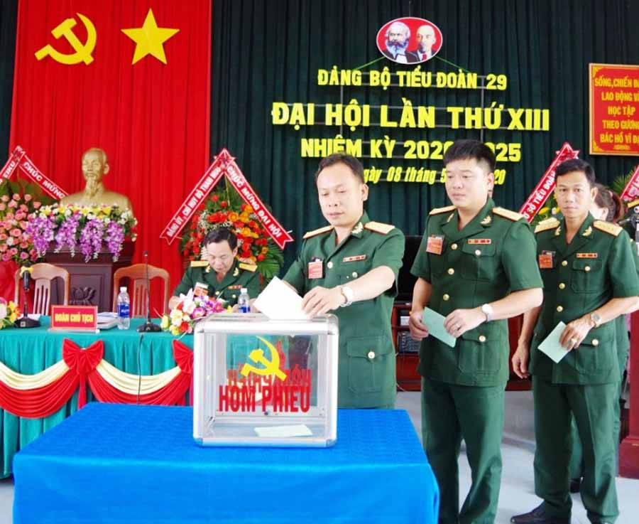 Bỏ phiếu bầu cử Ban Chấp hành Đảng bộ. Ảnh: V.H Bỏ phiếu bầu cử Ban Chấp hành Đảng bộ. Ảnh: V.H