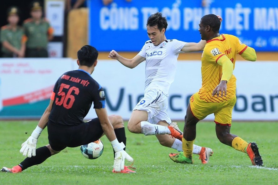 Tiền đạo Văn Toàn nhiều khả năng sẽ bình phục chấn thương để ra sân trong trận đấu với DNH Nam Định. Ảnh: VPF