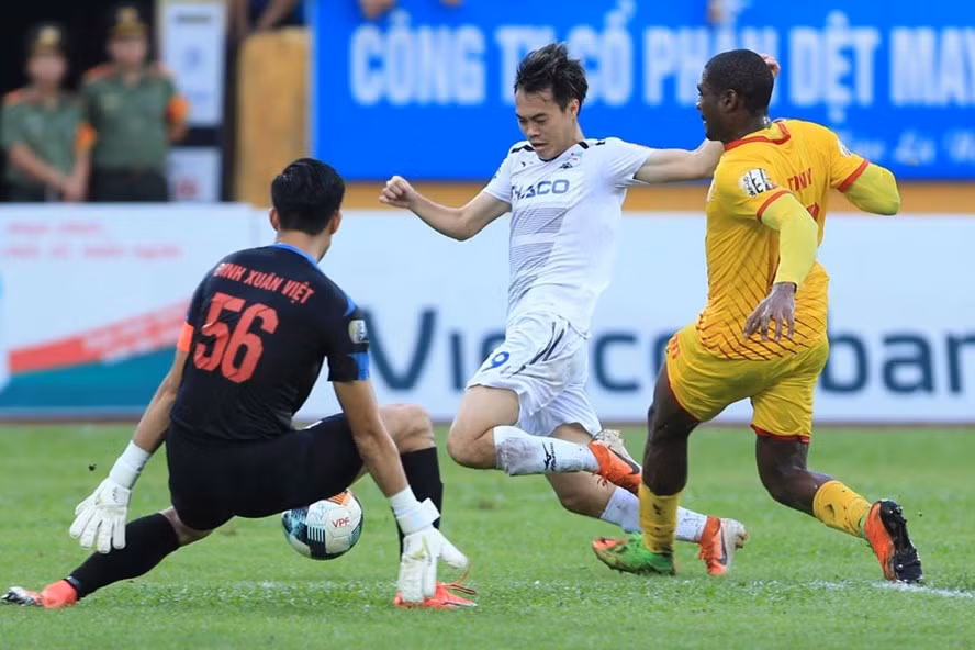 Tiền đạo Văn Toàn nhiều khả năng sẽ bình phục chấn thương để ra sân trong trận đấu với DNH Nam Định. Ảnh: VPF