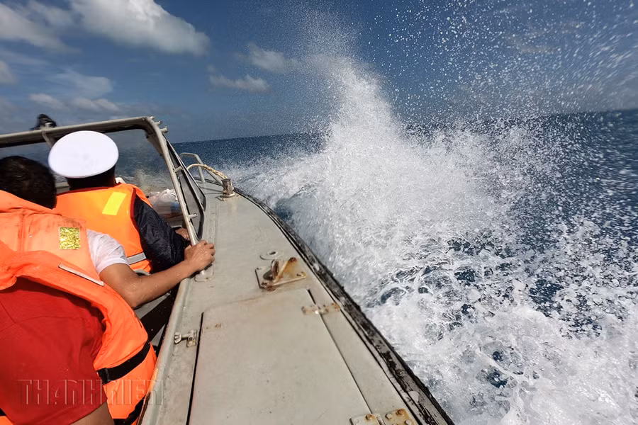 Xuồng CQ vượt sóng to gió lớn, đưa bộ đội đảo chìm đi làm nhiêm vụ trong hồ giữa bãi Tốc Tan (Trường Sa) - Ảnh: Mai Thanh Hải
