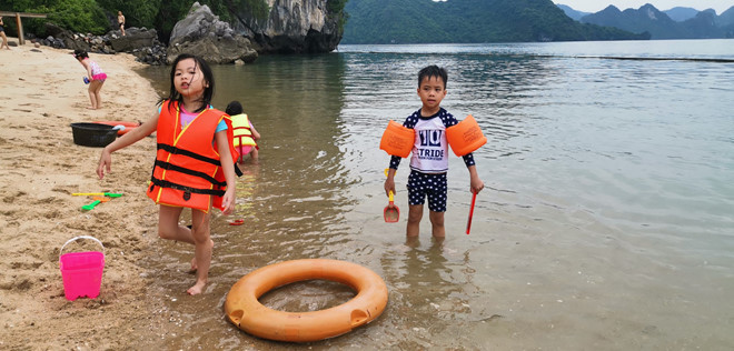 Trẻ nhỏ thích thú nô đùa tại bãi tắm ẢNH LÃ NGHĨA HIẾU