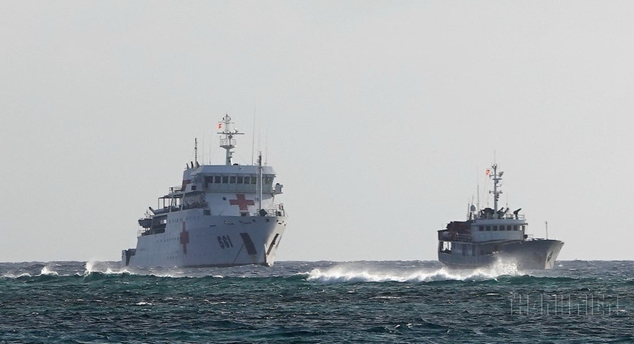 Tàu 561 của Bộ tư lệnh vùng 4 hải quân và tàu 740 của quân chủng hải quân làm nhiệm vụ tại khu vực đảo chìm Núi Le (Trường Sa). Ảnh: Mai Thanh Hải