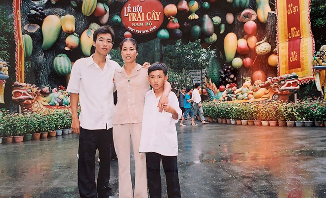 Bị thua thiệt bạn bè khi còn nhỏ nhưng cậu bé ốc tiêu ngày nào luôn được bố mẹ che chở, động viên và dành nhiều sự yêu thương. Ảnh: NVCC