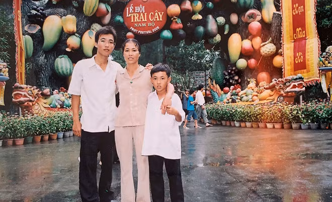 Bị thua thiệt bạn bè khi còn nhỏ nhưng cậu bé ốc tiêu ngày nào luôn được bố mẹ che chở, động viên và dành nhiều sự yêu thương. Ảnh: NVCC