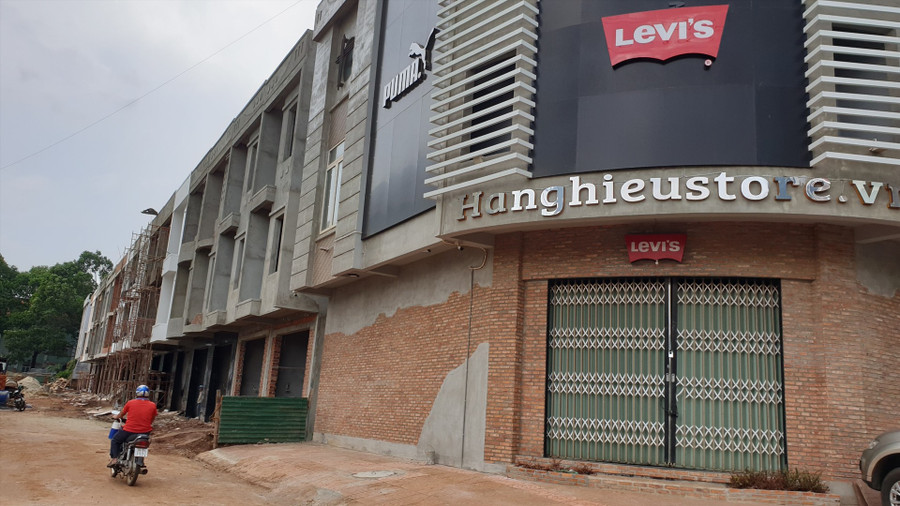 Thực hiện dự án trung tâm thương mại thì ì ạch nhưng việc xây dựng các ngôi nhà ở được công ty Phú Xuân thi công nhanh chóng. Ông Trương Công Lưu – Giám đốc công ty Phú Xuân xác nhận, dãy nhà ở đường Giáp Hải (nằm dự án trung tâm thương mại Phú Xuân-PV), công ty Phú Xuân đã bán xong lâu rồi. Cũng theo ông Lưu, những ngôi nhà này không có sổ đỏ. Ảnh: Hữu Long