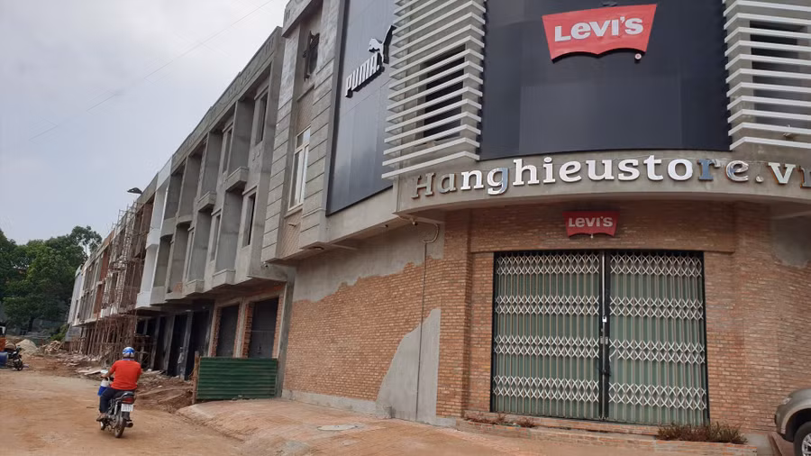 Thực hiện dự án trung tâm thương mại thì ì ạch nhưng việc xây dựng các ngôi nhà ở được công ty Phú Xuân thi công nhanh chóng. Ông Trương Công Lưu – Giám đốc công ty Phú Xuân xác nhận, dãy nhà ở đường Giáp Hải (nằm dự án trung tâm thương mại Phú Xuân-PV), công ty Phú Xuân đã bán xong lâu rồi. Cũng theo ông Lưu, những ngôi nhà này không có sổ đỏ. Ảnh: Hữu Long Thực hiện dự án trung tâm thương mại thì ì ạch nhưng việc xây dựng các ngôi nhà ở được công ty Phú Xuân thi công nhanh chóng. Ông Trương Công Lưu – Giám đốc công ty Phú Xuân xác nhận, dãy nhà ở đường Giáp Hải (nằm dự án trung tâm thương mại Phú Xuân-PV), công ty Phú Xuân đã bán xong lâu rồi. Cũng theo ông Lưu, những ngôi nhà này không có sổ đỏ. Ảnh: Hữu Long