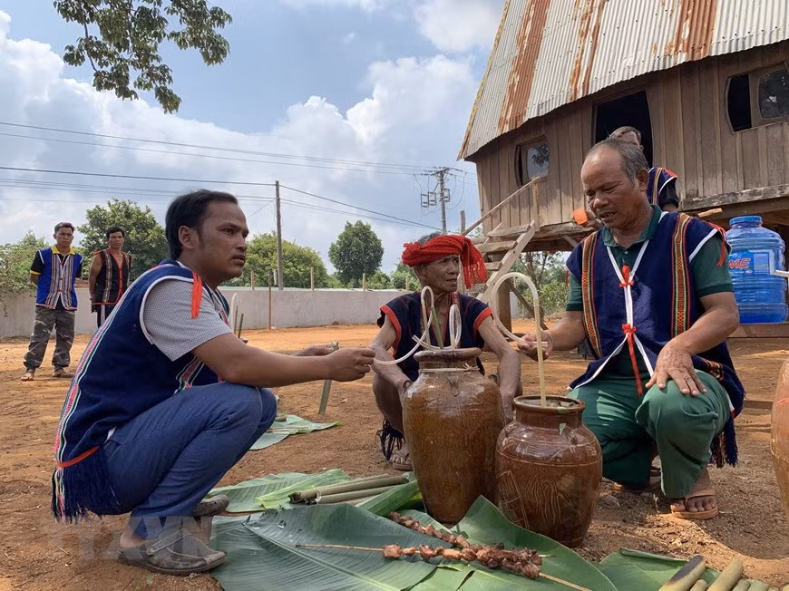 Sau lễ cúng, các thực khách cùng dân làng vui lễ rượu cần mừng cho một vụ mùa mới tốt tươi. (Ảnh: Quang Thái/TTXVN)