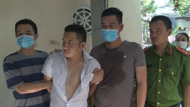 Ngô Xuân Đạt (thứ 2 tính từ trái qua) bị bắt quả tang tàng trữ mua bán chất ma túy - Ảnh: Công Quang Ngô Xuân Đạt (thứ 2 tính từ trái qua) bị bắt quả tang tàng trữ mua bán chất ma túy - Ảnh: Công Quang