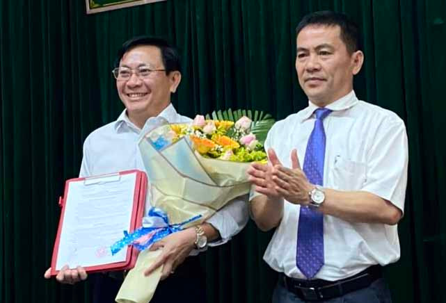 Phạm Văn Binh-Trưởng Ban Quản lý Khu Kinh tế tỉnh nhận Quyết định điều động, bổ nhiệm giữ chức Giám đốc Sở Công thương. Ảnh: Hà Duy